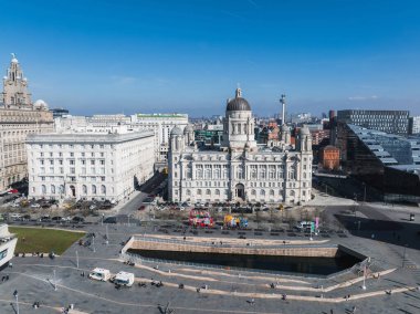 Liverpool Limanı, Kraliyet Karaciğer Binası, kamu meydanı, yayalar, araçlar ve açık mavi gökyüzünü gösteren hava manzarası.