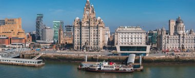 Mersey Nehri kıyısındaki Liverpools limanının havadan görüntüsü, Kraliyet Karaciğer Binası, Cunard Binası ve Liverpool Limanı açık gün ışığı altında..