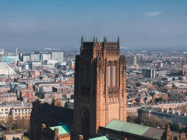 Liverpool 'un kırmızı kumtaşı Katedrali, Gotik Diriliş mimarisi, modern binalar ve Liverpool Büyükşehir Katedrali' ni gösteren hava manzarası.