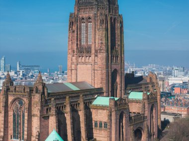 Liverpool Katedrali 'nin havadan görünüşü Gotik Diriliş mimarisi, bakır yeşil çatılar ve kumtaşı tonlarıyla Liverpool şehir manzarası ve deniz manzarasına karşıdır..