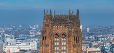 Liverpool Katedralleri 'nin havadan görünüşü. Yakınındaki modern ve tarihi binalara sahip Gotik mimari geniş bir şehir zeminine ve temiz gökyüzüne karşı kurulmuş..