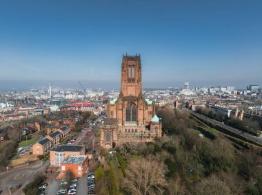 Liverpool 'un kırmızı kumtaşı Katedrali' ni, Radyo Şehir Kulesi 'ni ve aşağıdaki ağaçların oluşturduğu caddeleri gösteren hava manzarası..