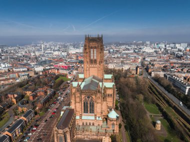 Ufukta yeşil alanlar ve Mersey Nehri ile çevrili Gotik Diriliş mimarisi ile Liverpool Katedrali 'nin hava görüntüsü..