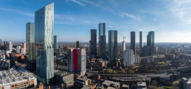 Beetham Kulesi, modern gökdelenler, tarihi binalar, yollar, demiryolları ve inşaat vinçlerinin yer aldığı güneşli bir günde Manchester, İngiltere 'nin hava manzarası.