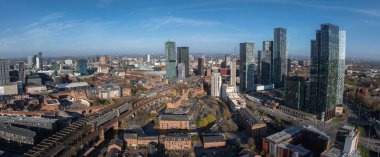 Manchester, İngiltere 'nin hava manzarası, Beetham Kulesi gibi gökdelenler, güneşli bir günde tarihi demiryolları, kanallar, sokaklar ve yeşil alanlar.