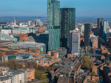 Manchester, İngiltere 'nin hava görüntüsü, Deansgate Meydanı kuleleri, Manchester Merkez Konvansiyon Kompleksi, demiryolu rayları ve kentsel mimari.
