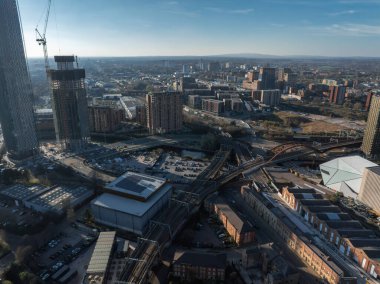 Güneşli bir günde Manchester, İngiltere 'nin hava manzarası, inşaat halindeki bir binanın vinci, Irwell Nehri, yollar ve demiryolu rayları..