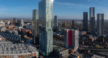 Manchester, İngiltere 'nin hava görüntüsü, Beetham Kulesi, Deansgate Meydanı kuleleri ve Manchester Merkez Kongre Kompleksi açık gökyüzü altında sergileniyor..