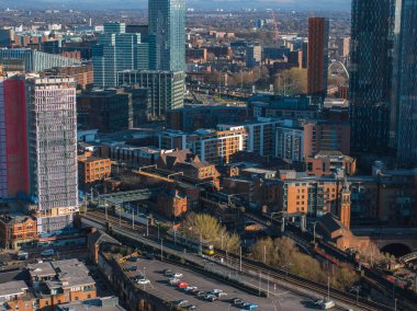 Manchester, İngiltere 'nin hava manzarası, gökdelenler, tarihi tuğla binalar, tren yolları, ve güneşli bir günde modern ve eski mimarinin bir karışımı..