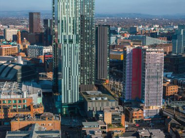 Manchester, İngiltere 'nin hava görüntüsü, cam bir gökdelen, yüksek binalar, Manchester Merkez Kongresi Kompleksi ve uzak tepeler.