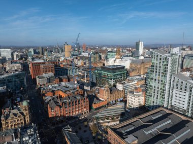 Gökdelenler, Beetham Kulesi, kırmızı tuğla binalar ve inşaat vinçleriyle güneşli bir günde Manchester, İngiltere 'nin hava manzarası.
