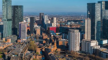 Manchester, İngiltere 'nin hava görüntüsü, Beetham Kulesi gibi gökdelenler, demiryolu rayları, kanallar ve modern ve tarihi mimarinin bir karışımı.