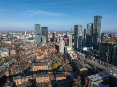 Manchester, İngiltere 'nin havadan görünüşü, Beetham Kulesi, yüksek binalar, Irwell Nehri, köprüler ve tarihi mimari ile modern ufuk çizgisini içerir..