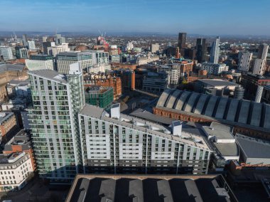 Manchester, İngiltere 'nin hava görüntüsü, modern bir konut binasını gösteriyor, Manchester Merkez Konvansiyon Kompleksi, gökdelenler ve kentsel gelişim.