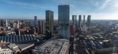 Manchester, İngiltere 'nin hava görüntüsü, Beetham Kulesi, modern gökdelenler, tarihi mimari ve Manchester Merkez Kongresi Kompleksi.