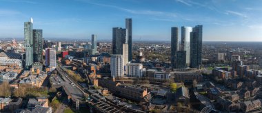 Beetham Kulesi, Deansgate Meydanı, tarihi ve modern mimari, yollar, kanallar ve yeşilliğin yer aldığı güneşli bir günde Manchester, İngiltere 'nin hava manzarası.