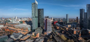 Manchester, İngiltere 'nin hava görüntüsü, Beetham Kulesi, Manchester Merkez Konvansiyon Kompleksi ve tarihi ve modern mimarinin bir karışımı.