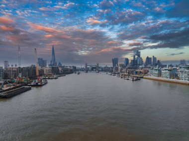 Thames Nehri, Tower Köprüsü, Çömlek, Londra Şehri gökdelenleri, nehir kenarı gelişmeleri ve bulutlu bir gökyüzü ile Londra 'nın havadan görünüşü..