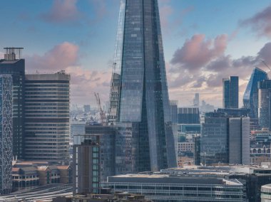 Londra, İngiltere 'de 30 St. Mary Axe de dahil olmak üzere modern ve tarihi binalarla çevrili The Shard' ın görüntüsü.