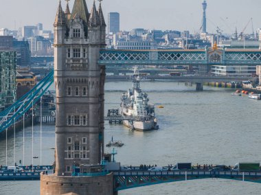 Tower Köprüsü Thames Nehri boyunca uzanır ve Belfast limanı yakınlardadır. Arka plandaki Çömlek ve BT Kulesi Londra 'nın ufuk çizgisini gözler önüne seriyor.