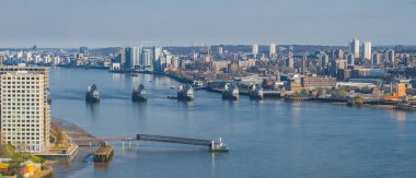 Thames Nehri 'ndeki Thames Bariyeri' nin modern binalar ve açık bir günde yüksek binalarla çevrili havadan görüntüsü..