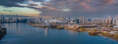 Londra 'nın hava perspektifi O2 Arena, Canary Wharf gökdelenleri, Thames Nehri ve modern mimariyle harmanlanmış sanayi bölgeleridir..