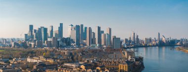 Londra 'nın Kanarya Rıhtımı' nın hava perspektifi modern gökdelenler, Thames nehri ve açık gökyüzü altındaki kentsel mahalleler ile yükseliyor..