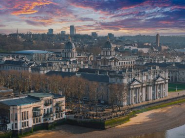 Greenwich, Londra 'daki eski Kraliyet Donanma Koleji' nin havadan görünüşü. Kubbeli yapılar, ağaç çizgili yollar ve Thames Nehri ön planda..