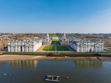 Greenwich, Londra 'daki Eski Kraliyet Donanma Koleji' nin hava manzarasında iki kubbeli bina, Queen 's House ve Thames Nehri ön planda yer almaktadır..