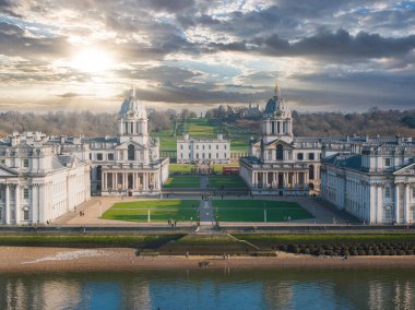 Greenwich, Londra 'daki eski Kraliyet Donanma Koleji' nde ikiz kubbeli binalar, Queen 's House, Royal Observatory ve Thames River ön planda..