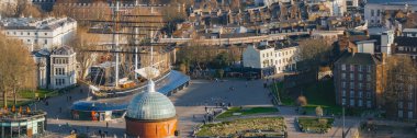 Greenwich, Londra 'nın hava manzarası, Cutty Sark' ı cam ziyaretçi merkezi, Greenwich Ayak Tüneli Kubbesi ve çevreleyen mimarisi ile vurguluyor..
