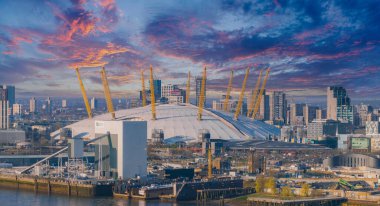 Beyaz kubbesi ve sarı direkleriyle, modern binalar, Thames Nehri ve Londra 'daki kentsel gelişim ile çevrili O2 Arena' nın hava görüntüsü..