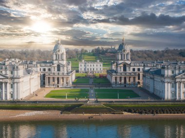 Greenwich, Londra 'daki eski Kraliyet Donanma Koleji' nde kubbeli ikiz binalar, Queens House, Royal Observatory ve Thames River ön planda..