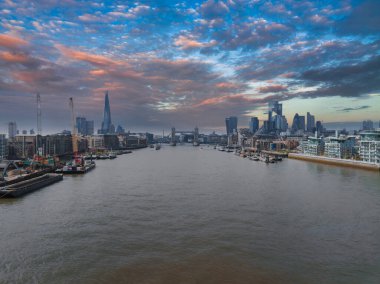 Thames Nehri, Tower Köprüsü, Çömlek, Londra Şehri gökdelenleri, nehir kenarı gelişmeleri ve bulutlu bir gökyüzü ile Londra 'nın havadan görünüşü..