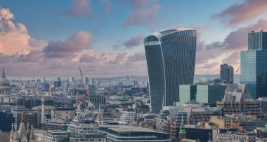 Londra 'nın hava görüntüsünde Walkie Talkie binası, St. Pauls Katedrali, modern gökdelenler ve açık bir gökyüzü altında genişleyen şehir manzarası görülüyor..