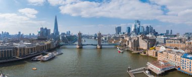 Thames Nehri 'nin üzerindeki Tower Bridge' in tarihi ve modern mimarinin ortasındaki Çömlek, Telsiz ve Gherkin binalarıyla hava görüntüsü..