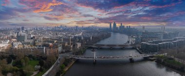 Thames Nehri, Chelsea ve Albert Bridges, Canary Wharf, Çömlek, yeşil park alanları ve kentsel mimarinin yer aldığı Londra hava manzarası.