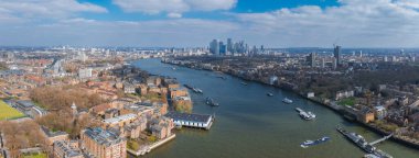Thames Nehri, Canary Wharf gökdelenleri, O2 Arena, nehirdeki botlar ve şehir ve yeşil alanların karışımından oluşan Londra 'nın hava perspektifi.