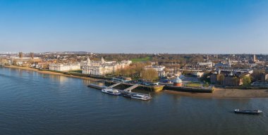 Greenwich, Londra 'da Eski Kraliyet Donanma Koleji, Greenwich Ayak Tüneli girişi, Thames Nehri ve çevreleyen yeşil alanlar yer alıyor..