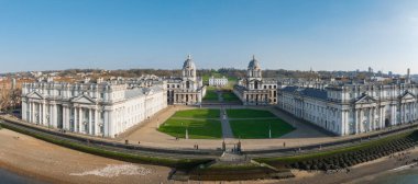 Greenwich, Londra 'daki eski Kraliyet Donanma Koleji. Kubbeli binalar, merkez çimenler, Thames Nehri, Greenwich Park ve Kraliyet Gözlemevi görünür durumda..