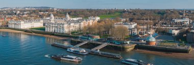 Greenwich, Londra 'nın havadan görünüşü, Eski Kraliyet Donanma Koleji, Thames Nehri, Cutty Sark, Greenwich Foot Tüneli ve Greenwich Park' ı gösteriyor..