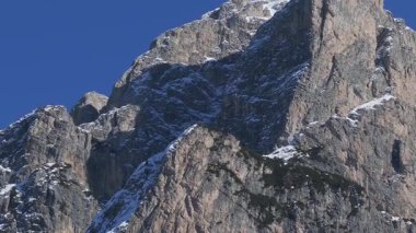 Braies Gölü 'nün kışın havadan görünüşü, Dolomite tepeleri karla kaplı. Kayalık tepelerden aşağıdaki donmuş göle yumuşak geçiş..