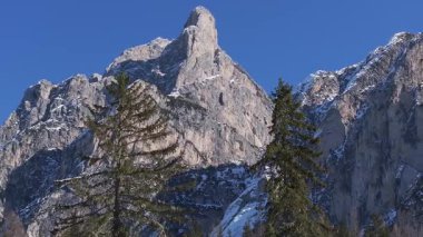 Kışın Braies Gölü 'nün havadan görünüşü, karla kaplı Dolomite tepeleriyle çevrili. Yavaş bir tava kayalık kayalıkları, mavi gökyüzünü ve yemyeşil bir ağacı ortaya çıkarır..