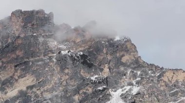 Cortina yakınlarındaki engebeli Dolomite dağlarının havadan görünüşü kayalık uçurumlar, sürüklenen bulutlar ve yavaş yavaş etkileyici dokuları gözler önüne seriyor..