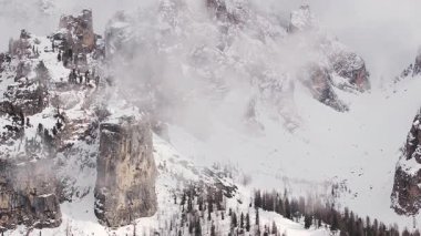 Cortina yakınlarındaki engebeli Dolomite tepelerinin sakin havadan görünüşü kayan bulutlar ve yavaş hareketlerle pürüzlü kaya oluşumlarını ortaya çıkarıyor..