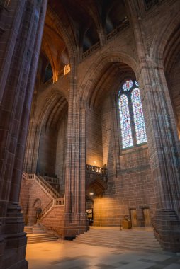 Liverpool Katedrali 'nin büyük iç kısımlarında yüksek taş kemerler, karmaşık vitraylı pencereler, sıcak aydınlatma ve belirgin bir merdiven bulunur..
