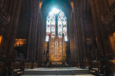 Liverpool Katedrali 'nin görkemli iç kısmı renkli bir vitray, süslü bir sunak, yüksek kubbeli tavanlar ve Gotik Diriliş taşı sütunları..