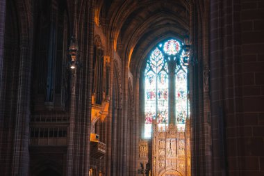 Liverpool Katedrali 'nin içinde yükselen kemerler, karmaşık taş işçiliği ve taş duvarlara ışık saçan canlı bir vitray bulunur..