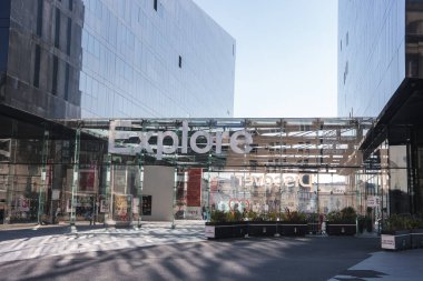 Liverpool 'da parlak yansıtıcı binalar ve kentsel tasarım elementleriyle çevrili cam bir yapıya sahip çağdaş bir mimari alan..