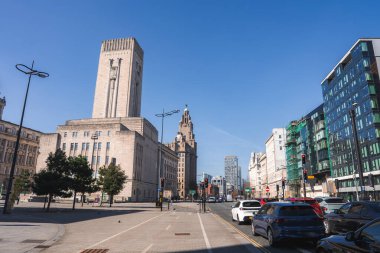 Liverpool 'da Royal Liver Binası, George Rıhtım Havalandırma Kulesi, modern cam binalar, hafif trafik ve yayalar yer alıyor..